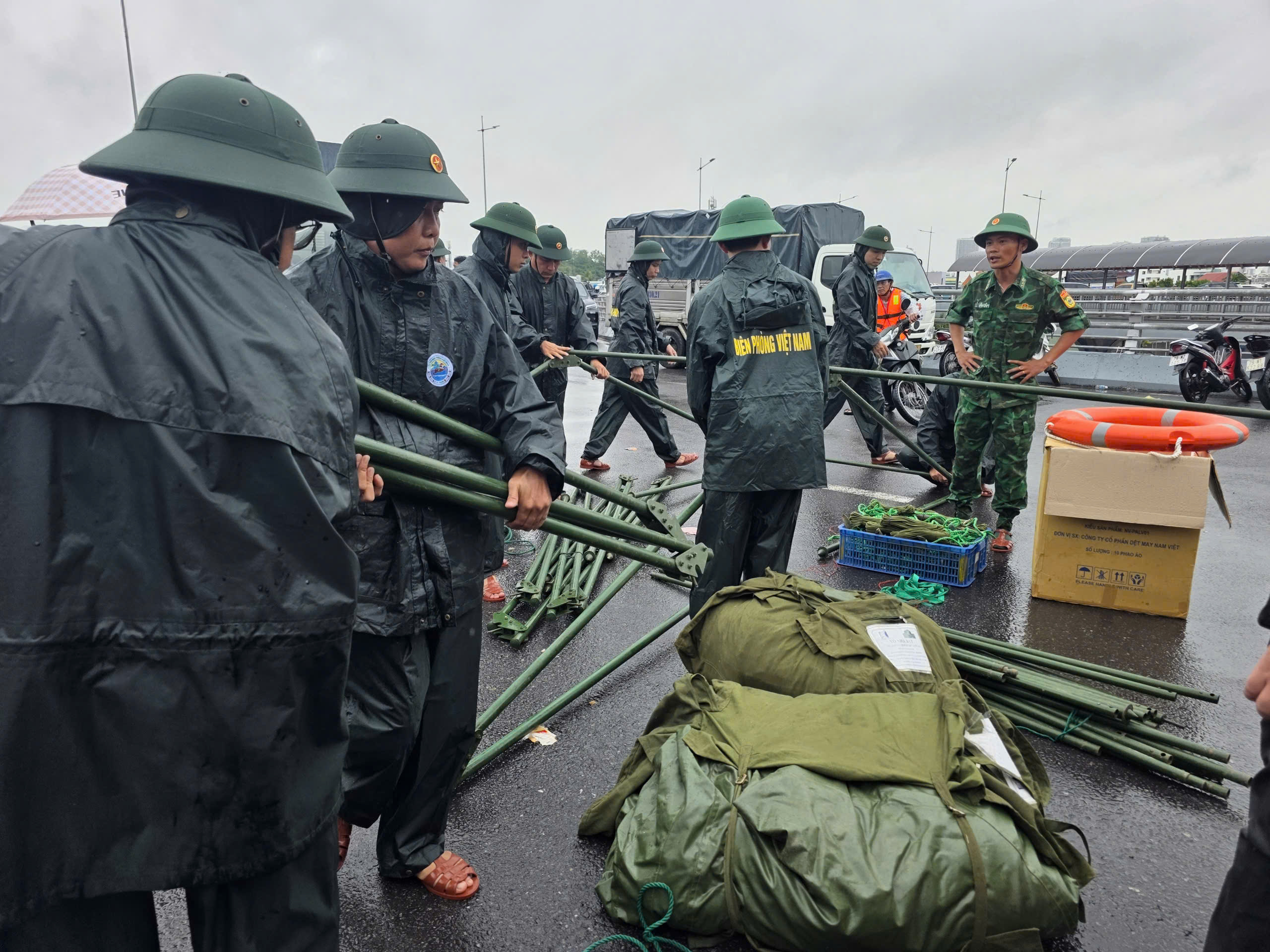 Ngập lụt ở Khánh Hòa: Quân đội, công an suốt đêm ngày cứu người già, trẻ em- Ảnh 8.