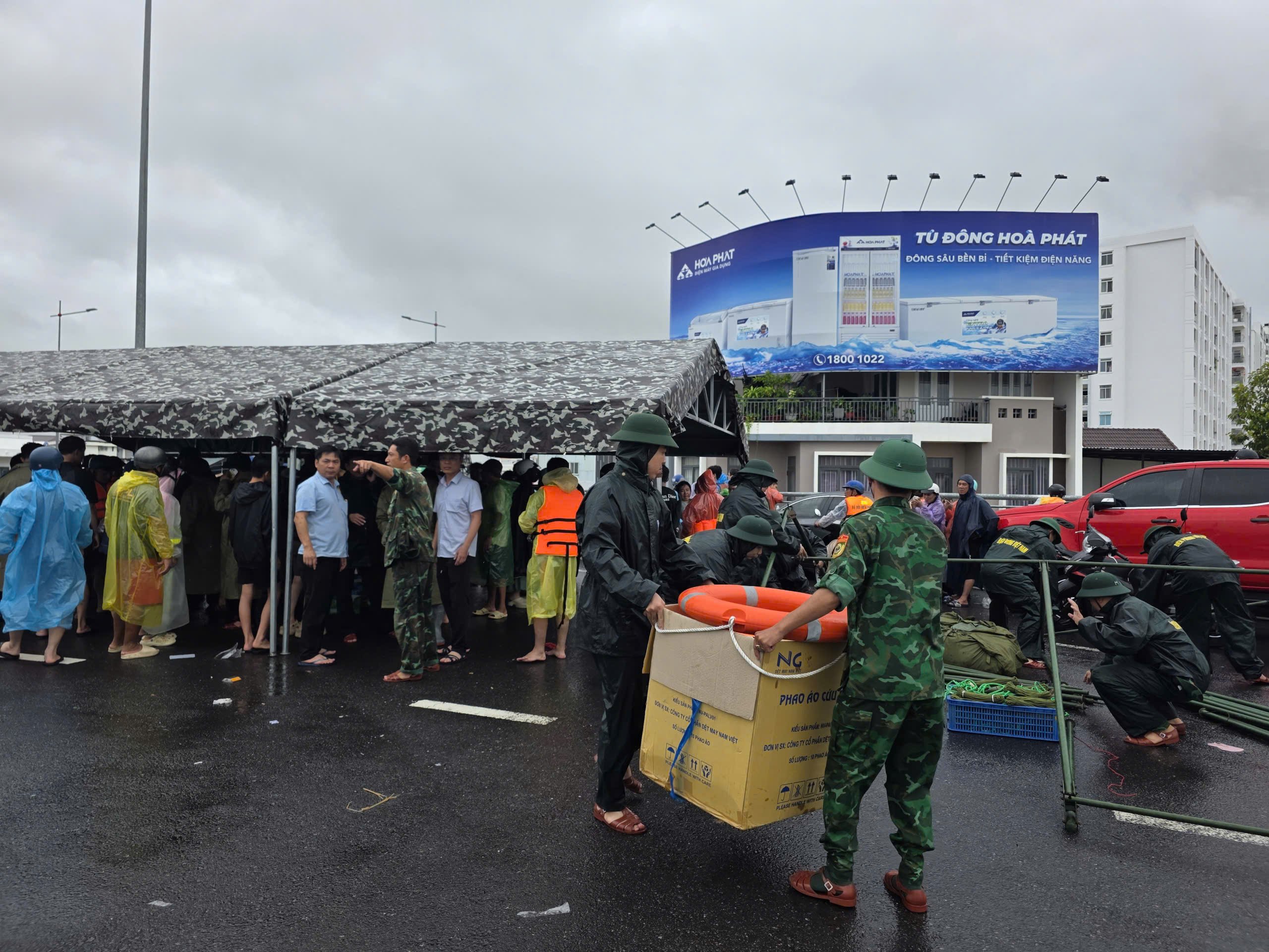 Ngập lụt ở Khánh Hòa: Quân đội, công an suốt đêm ngày cứu người già, trẻ em- Ảnh 9.