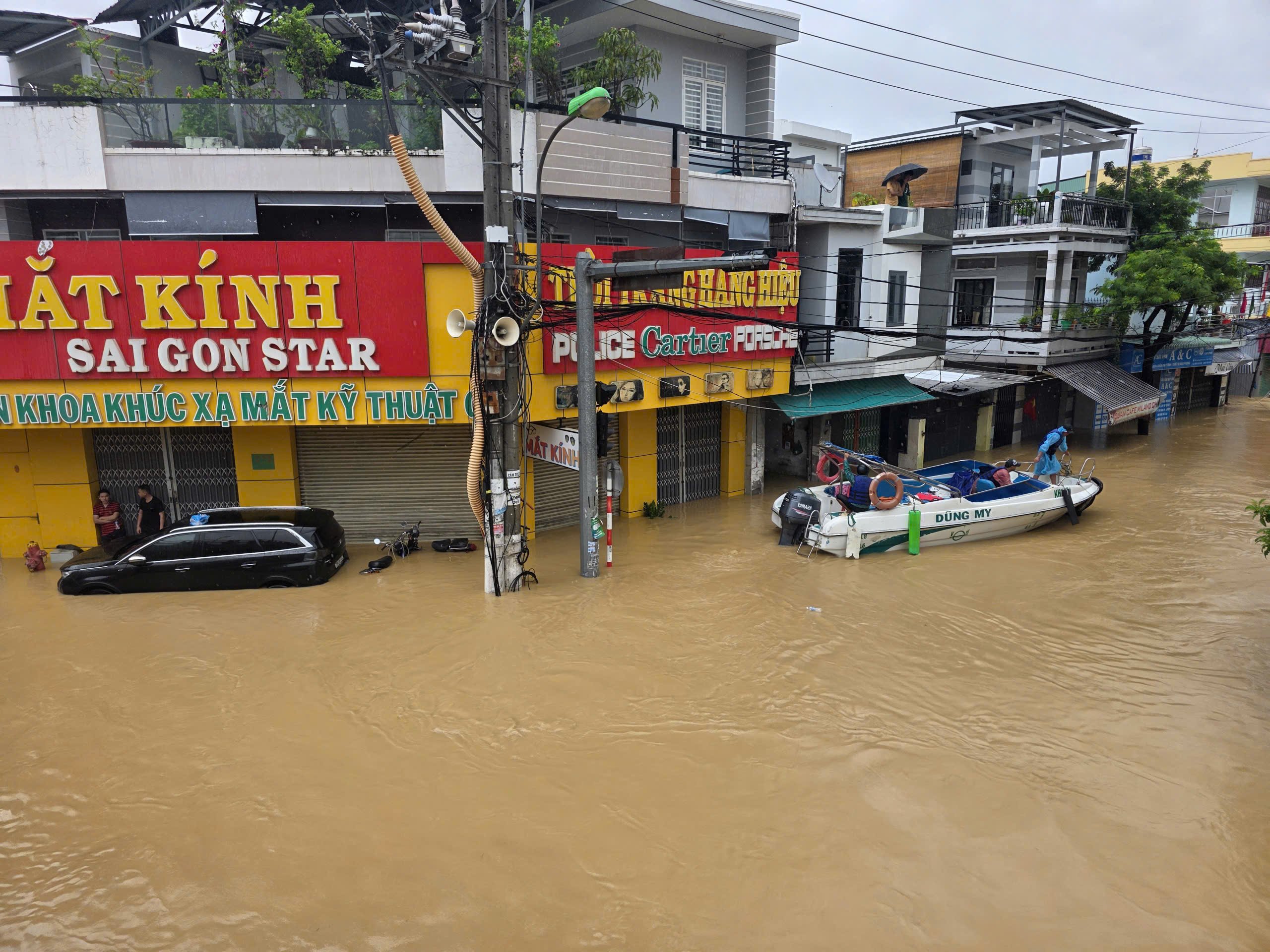 Ngập lụt ở Khánh Hòa: Quân đội, công an suốt đêm ngày cứu người già, trẻ em- Ảnh 10.