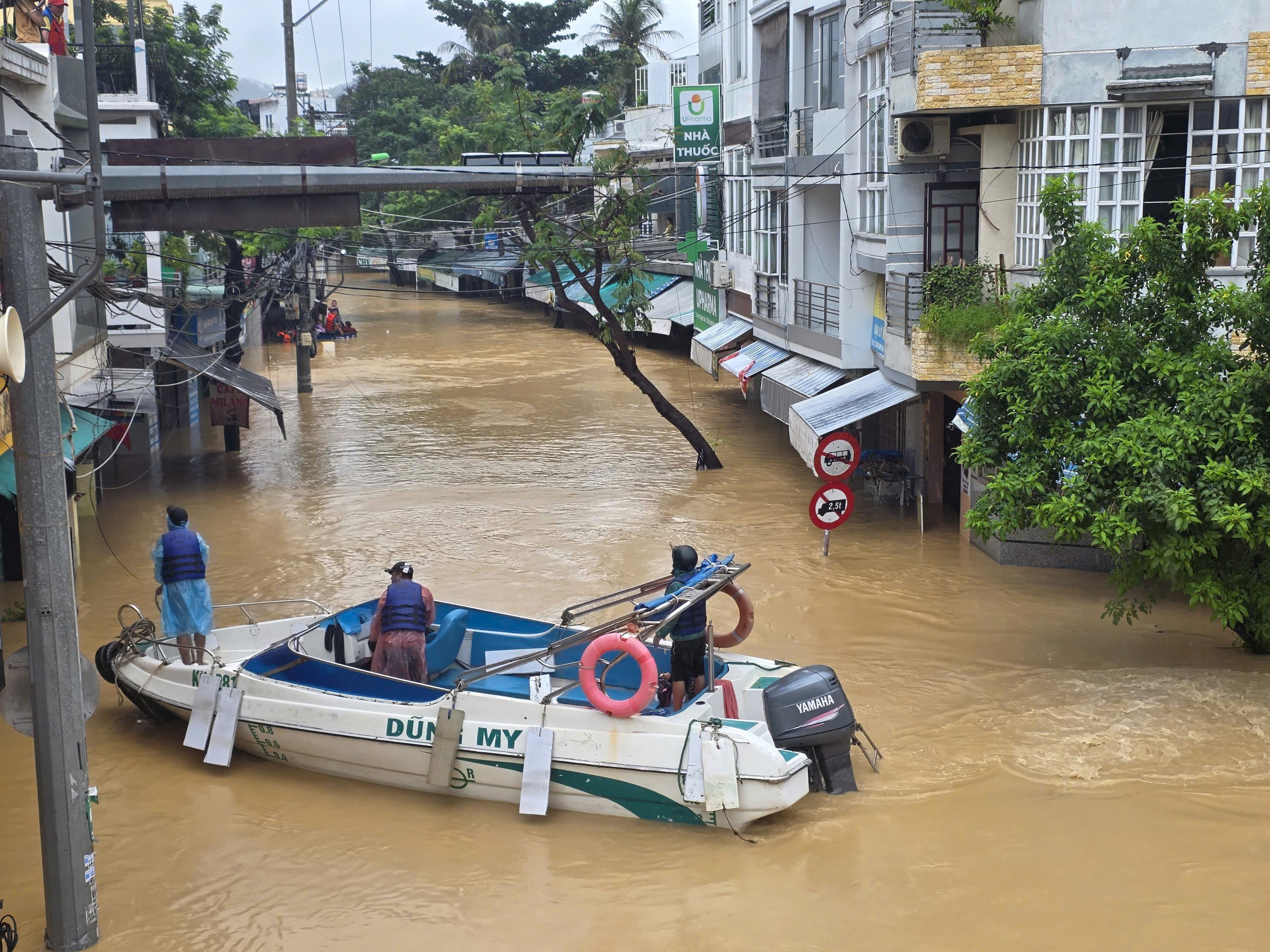 Ngập lụt ở Khánh Hòa: Quân đội, công an suốt đêm ngày cứu người già, trẻ em- Ảnh 11.