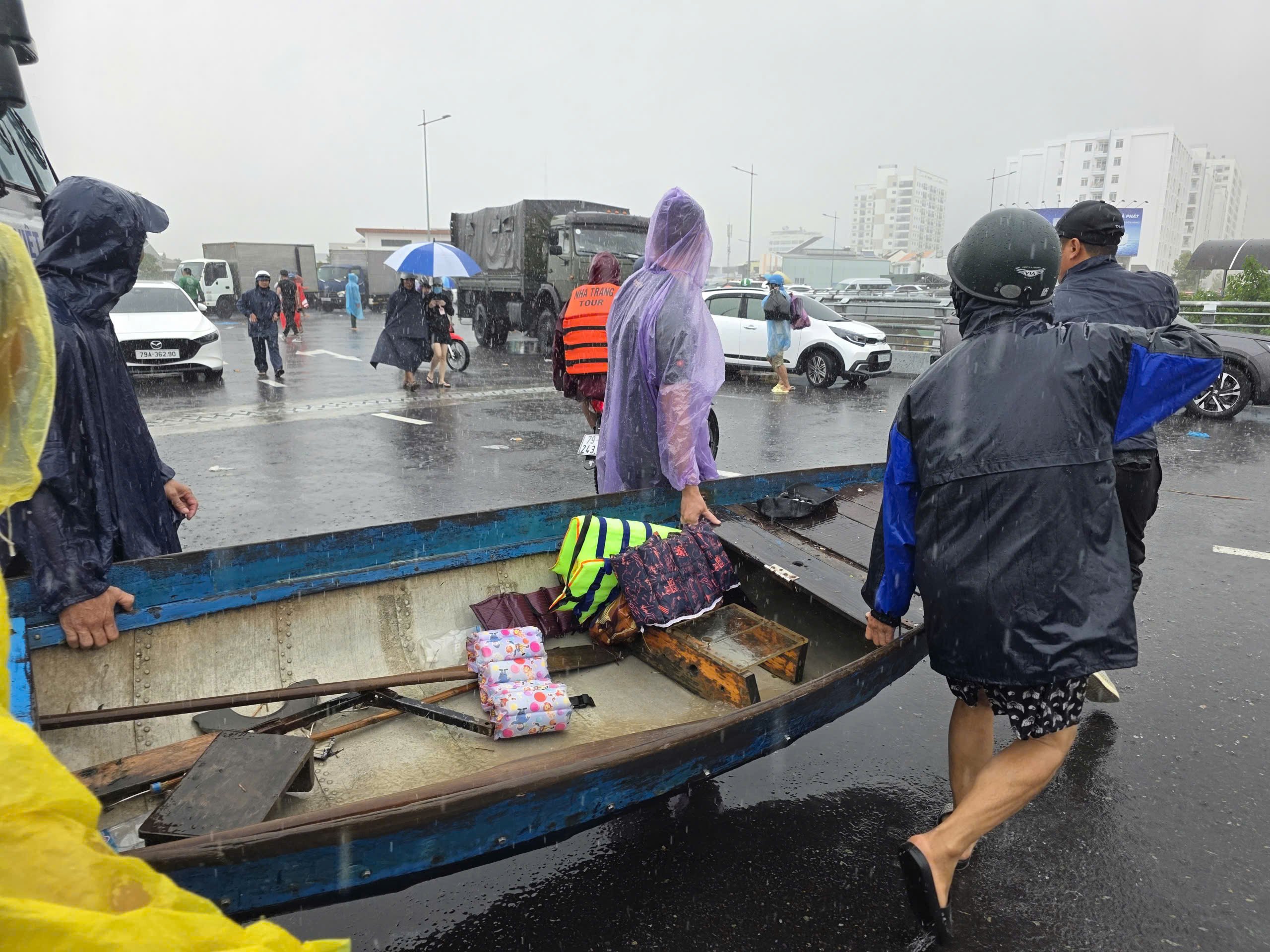 Ngập lụt ở Khánh Hòa: Quân đội, công an suốt đêm ngày cứu người già, trẻ em- Ảnh 12.