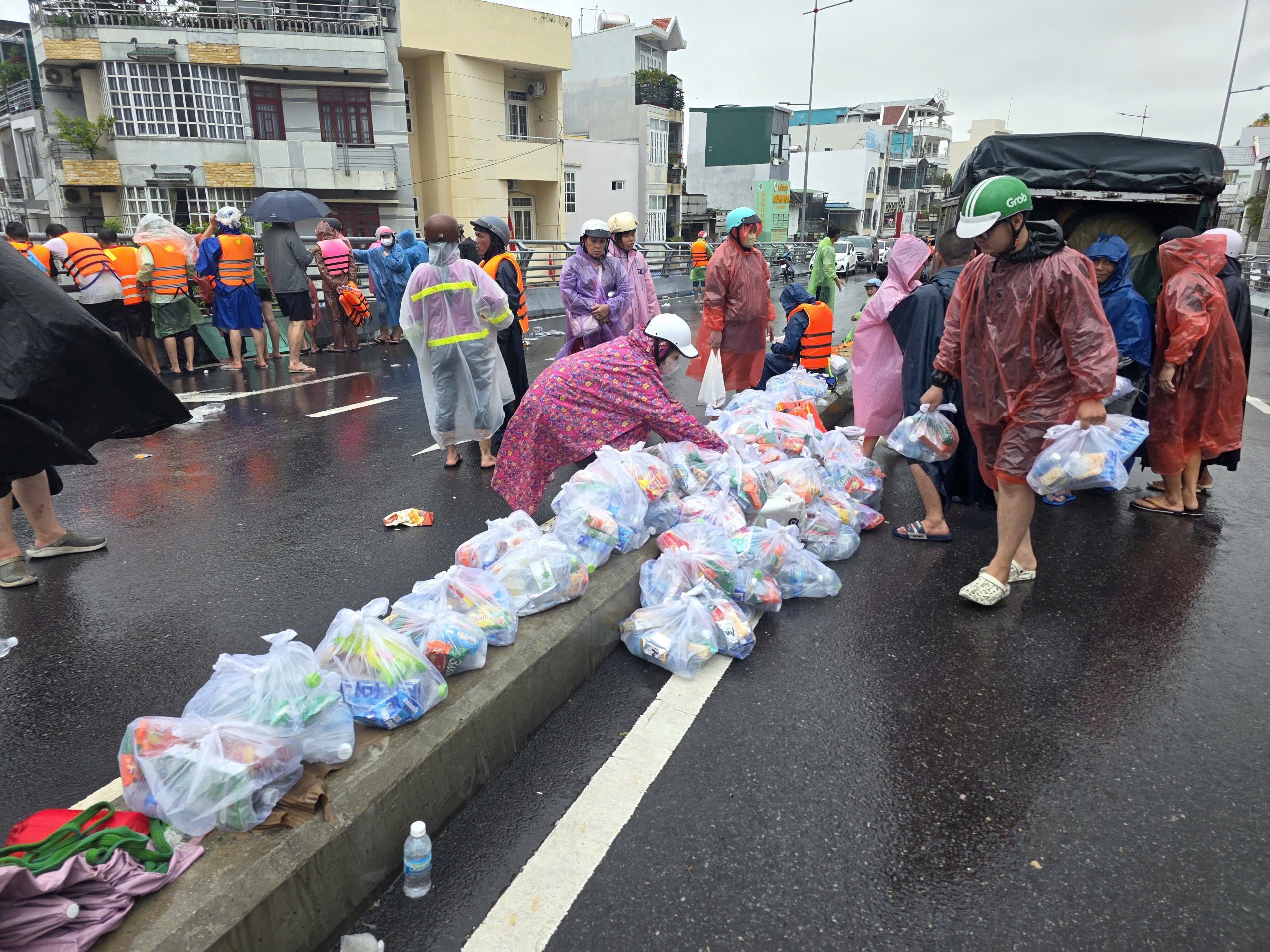 Ngập lụt ở Khánh Hòa: Quân đội, công an suốt đêm ngày cứu người già, trẻ em- Ảnh 13.
