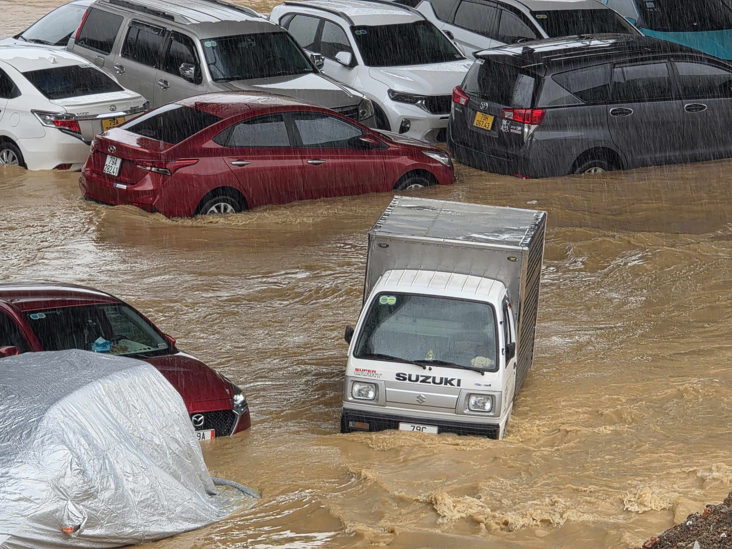Ngập lụt ở Khánh Hòa: Quân đội, công an suốt đêm ngày cứu người già, trẻ em- Ảnh 15.