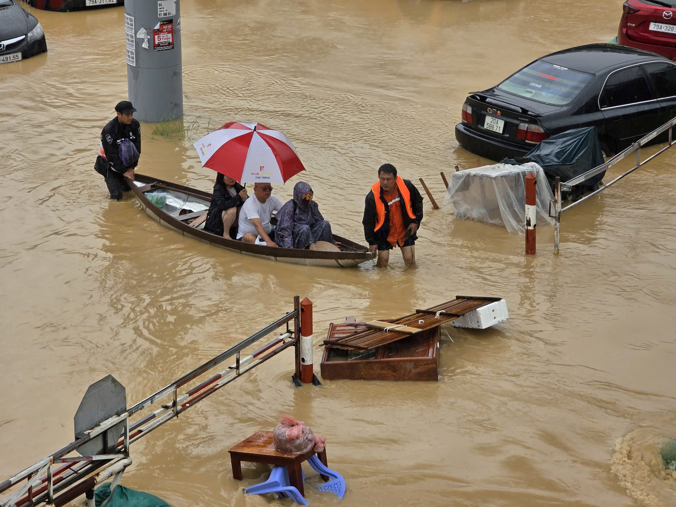Ngập lụt ở Khánh Hòa: Quân đội, công an suốt đêm ngày cứu người già, trẻ em- Ảnh 16.