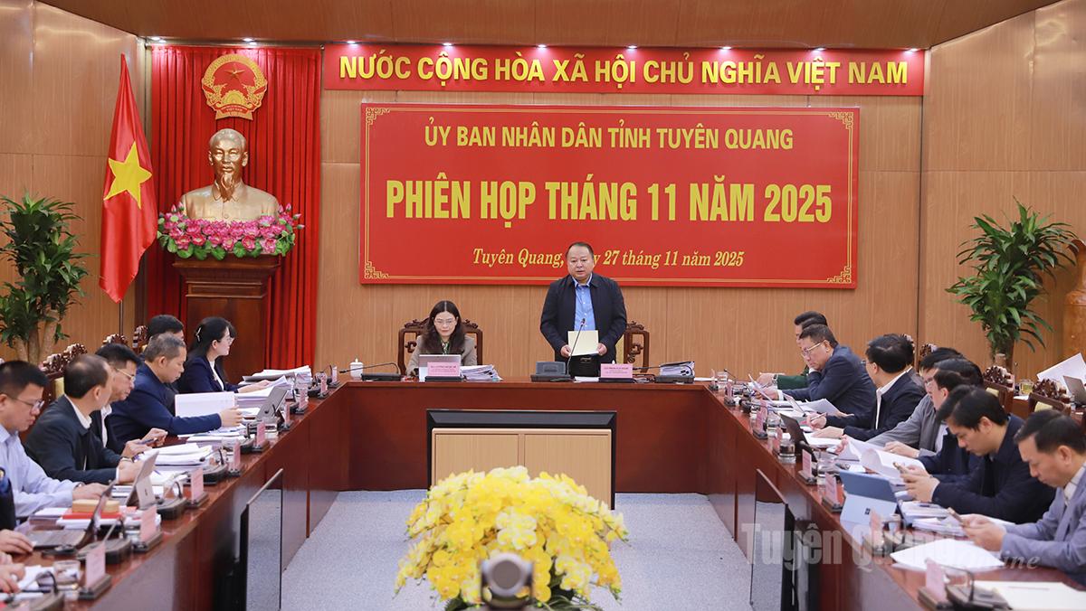 De voorzitter van het Provinciaal Volkscomité, Phan Huy Ngoc, leidde de vergadering.