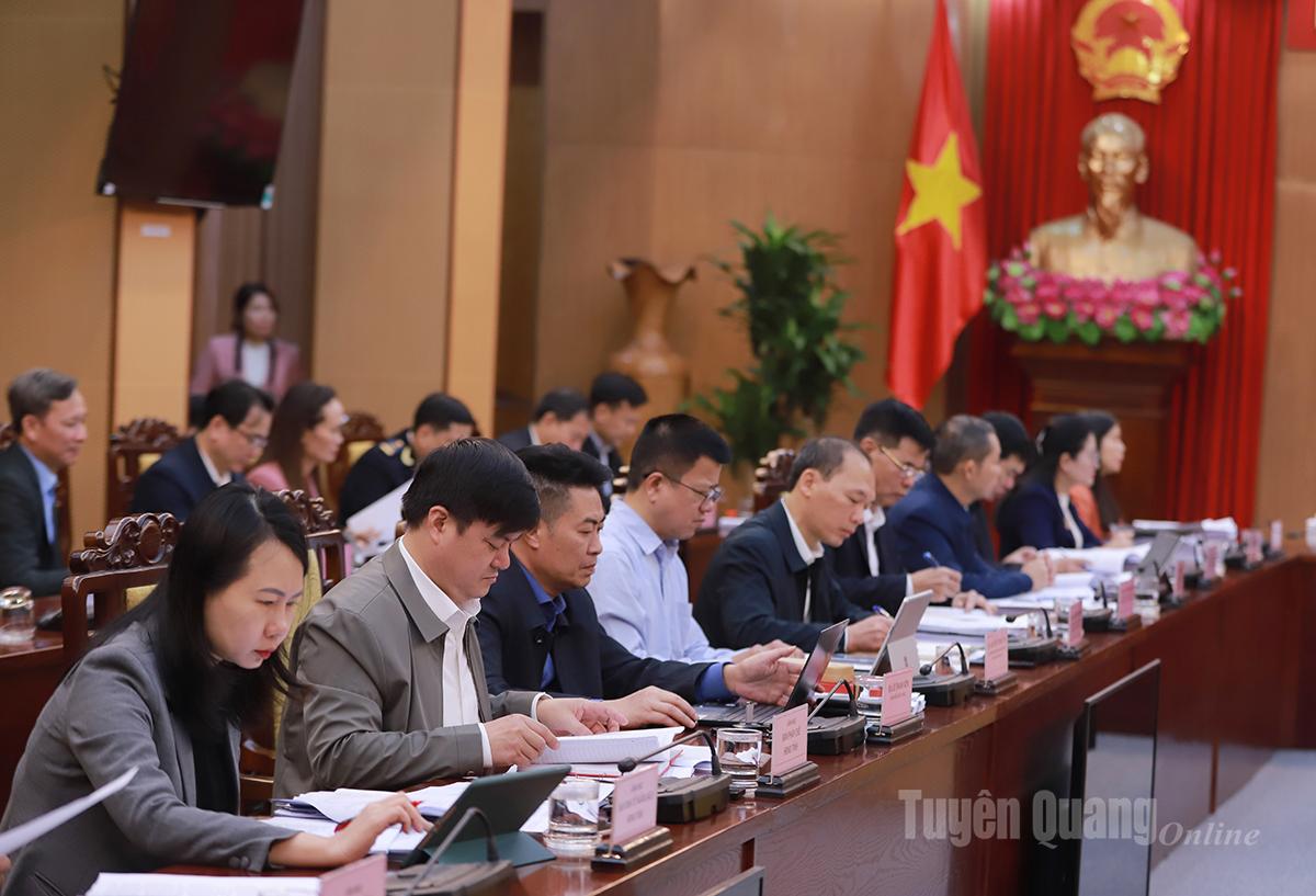 Leiders van departementen, afdelingen en provinciale volksraadcomités woonden de vergadering bij.