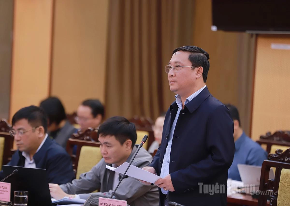 Leiders van het ministerie van Industrie en Handel namen deel aan de discussie.