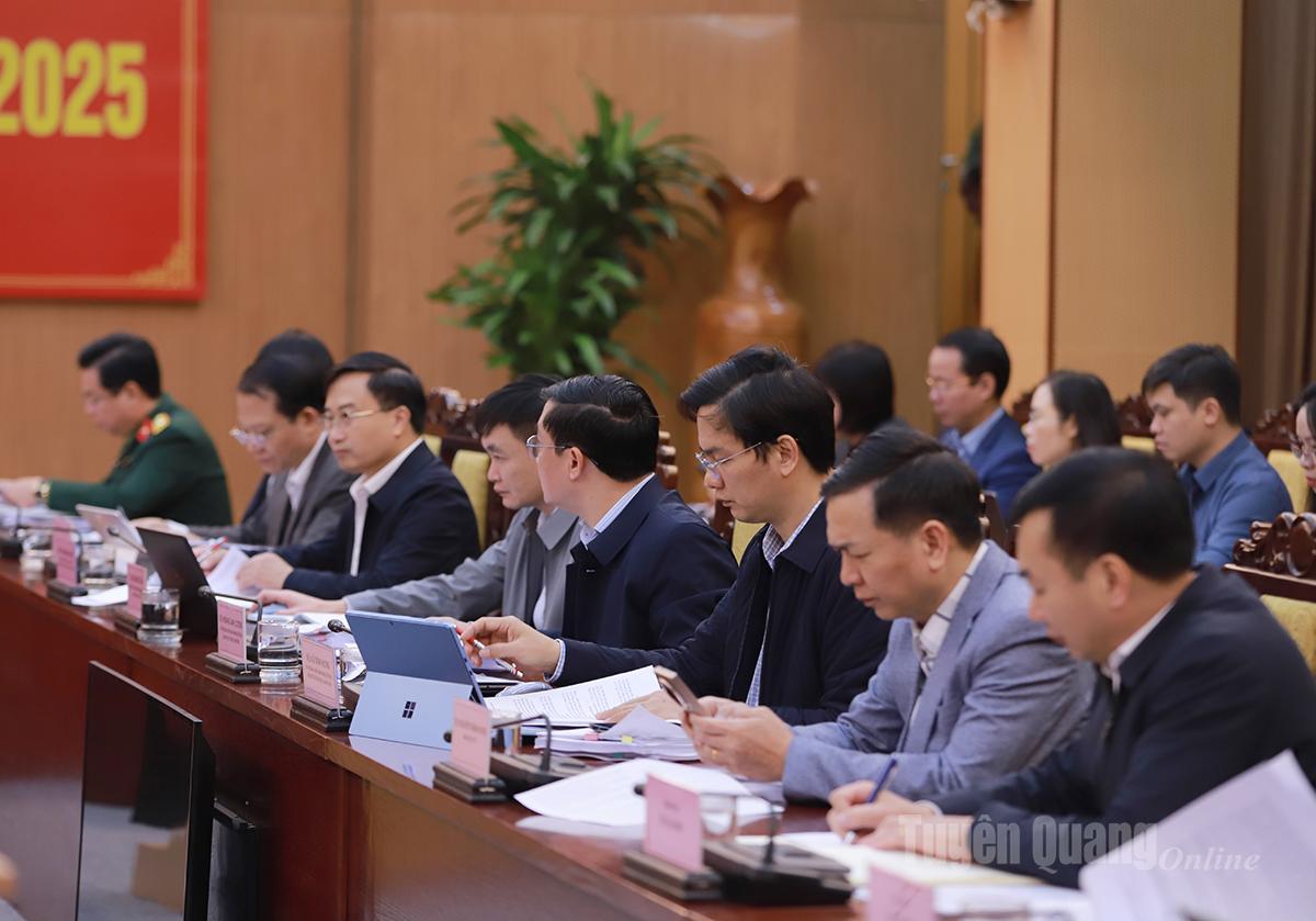 Leiders van provinciale departementen en afdelingen woonden de vergadering bij.