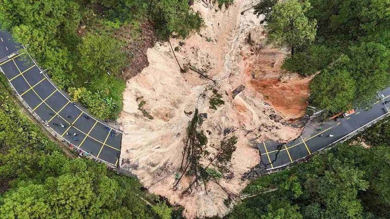 Chi viện 12.000 rọ thép, tổng lực thông đường sau sạt lở- Ảnh 1.