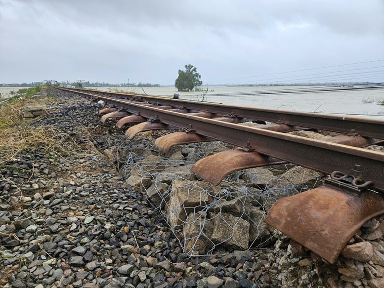 Chi viện 12.000 rọ thép, tổng lực thông đường sau sạt lở- Ảnh 3.