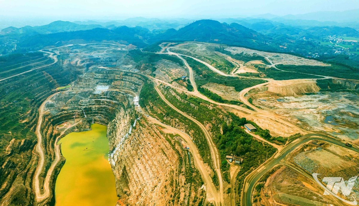 Nui Phao polymetallgruve regnes som den mest komplekse gruven i verden med 4–5 produktlinjer på en enkelt malmkropp.