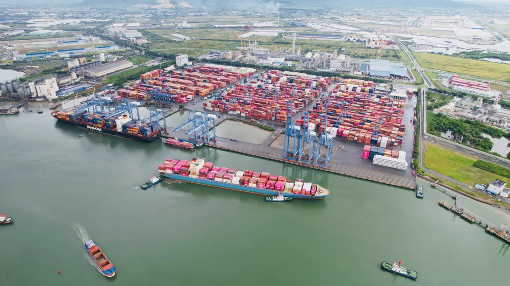 ঝড়ের সরাসরি প্রভাব পড়ার সম্ভাবনা থাকলে বন্দর উদ্যোগগুলি ঘাট, গুদাম, সরঞ্জাম এবং পণ্যগুলিকে রক্ষা করার জন্য সক্রিয়ভাবে ব্যবস্থা গ্রহণ করে।