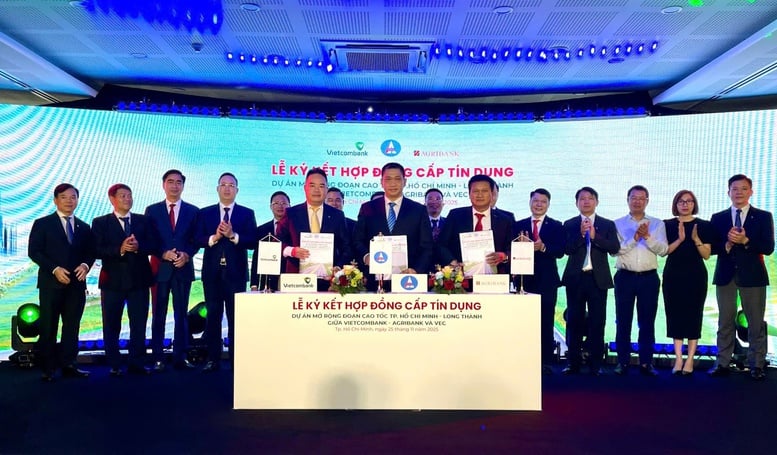 Concessão de 6,750 bilhões de VND em capital de crédito para o projeto de expansão da rodovia expressa Cidade de Ho Chi Minh - Long Thanh - Foto 1. Cấp 6.750 tỷ đồng vốn tín dụng cho dự án mở rộng cao tốc TP.HCM - Long Thành- Ảnh 1.