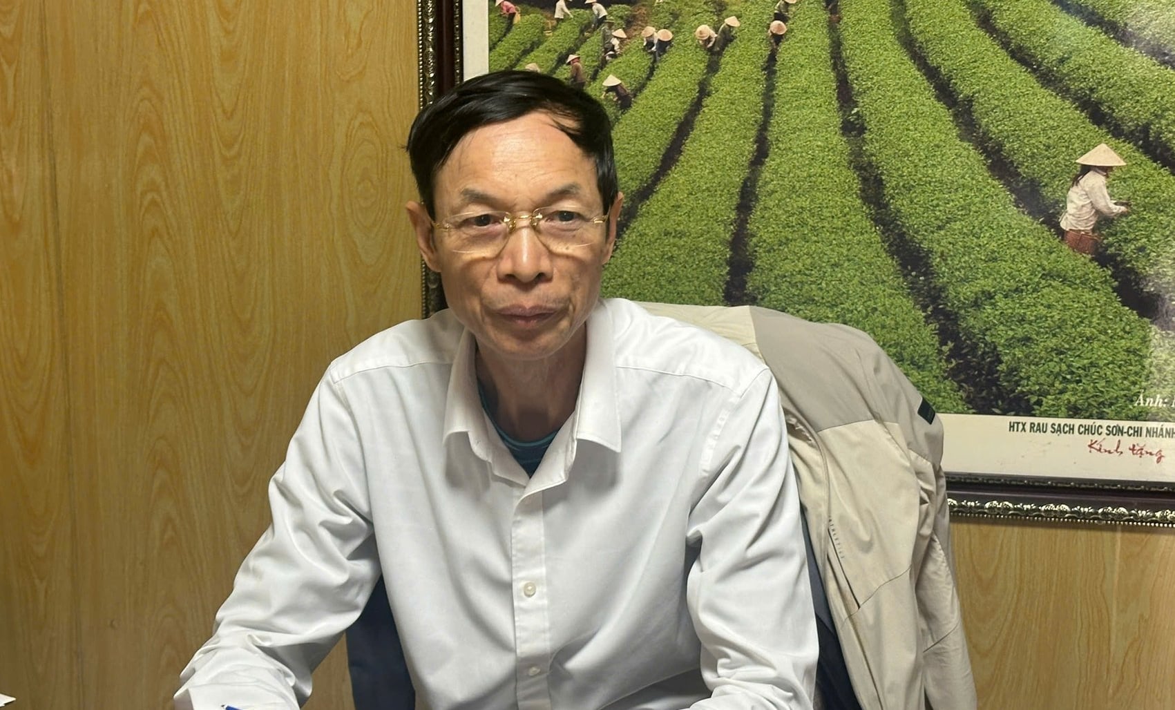 Ông Hoàng Văn Thám cho biết, HTX Rau quả sạch Chúc Sơn là một trong những đơn vị đầu tiên của Phường Chúc Sơn ứng dụng hệ thống quan trắc thời tiết áp dụng vào sản xuất rau an toàn. Ảnh: Nguyễn Thủy.