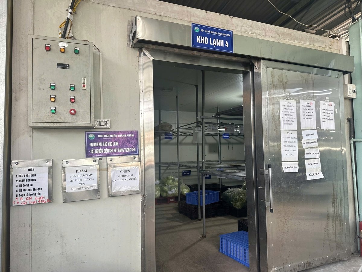 Kho lạnh bảo quản rau củ quả của HTX Rau quả sạch Chúc Sơn. Ảnh: Nguyễn Thủy.