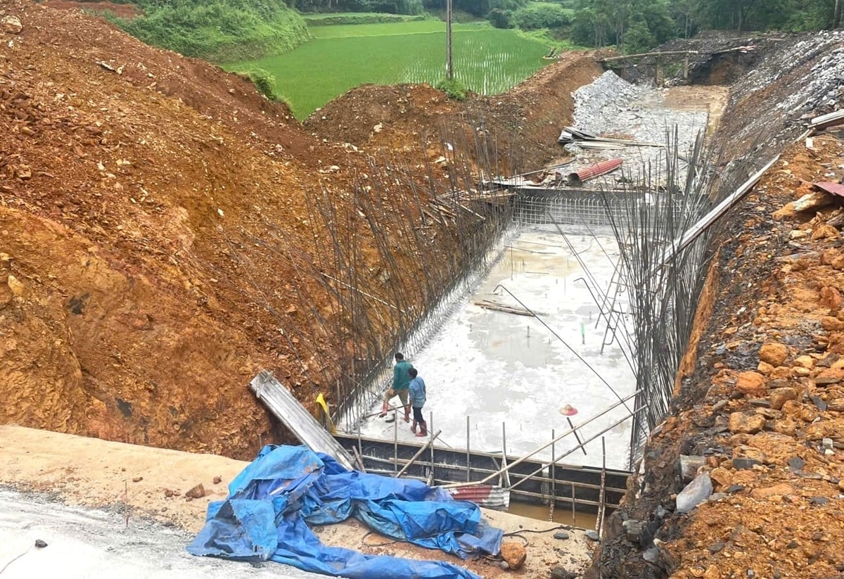 Một số công trình thủy lợi đang được sửa chữa để đảm bảo an toàn và cấp nước phục vụ sản xuất. Ảnh: Ngọc Tú.