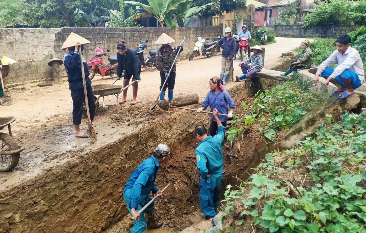 Các xã huy động người dân tham gia nạo vét kênh mương bị đất đá vùi lấp. Ảnh: Ngọc Tú.