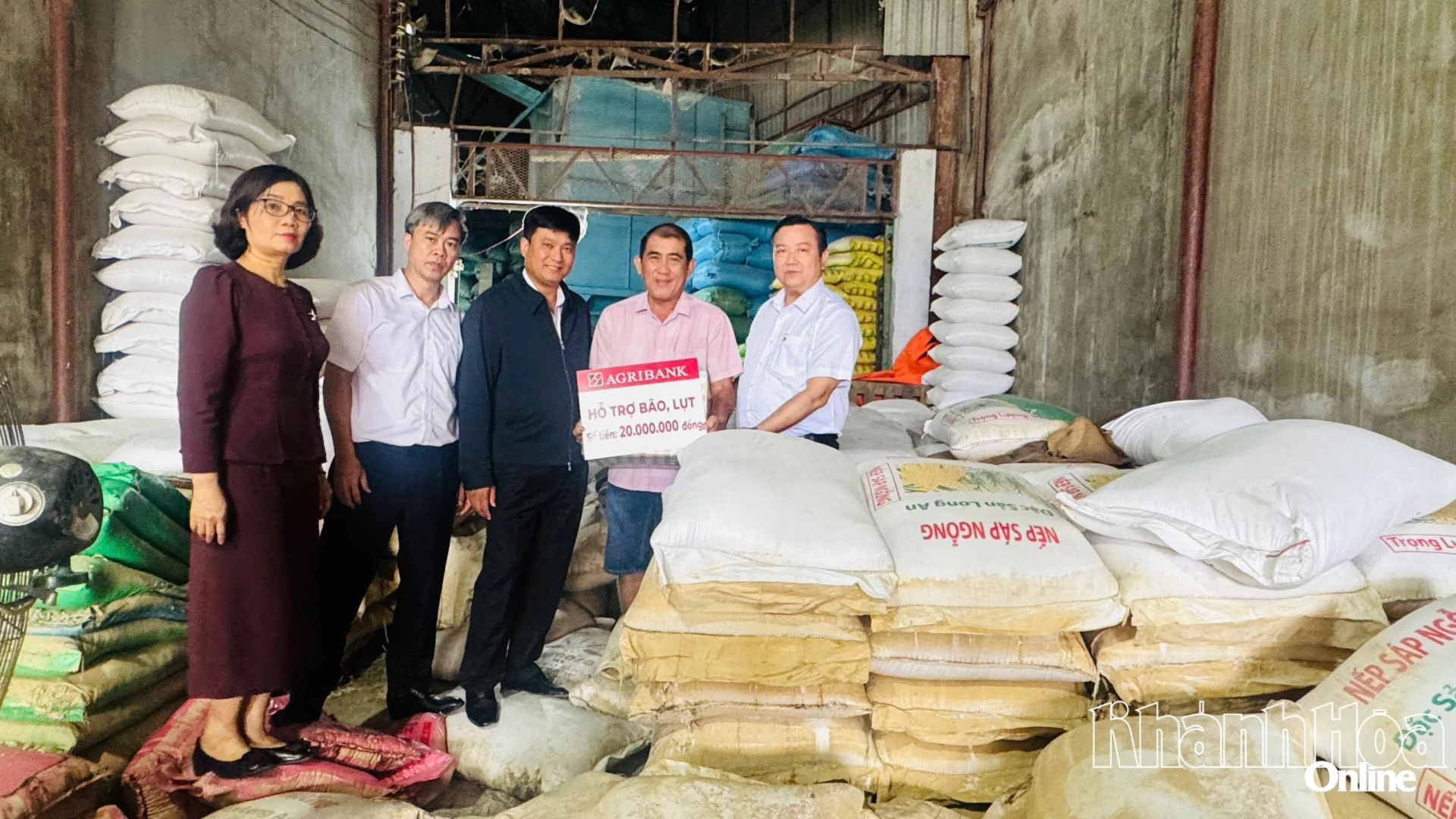 Генеральный директор Agribank Фам Тоан Выонг выразил благодарность и вручил подарки в поддержку семьи г-на Нго Ба Фыока (коммуна Дьен Кхань).