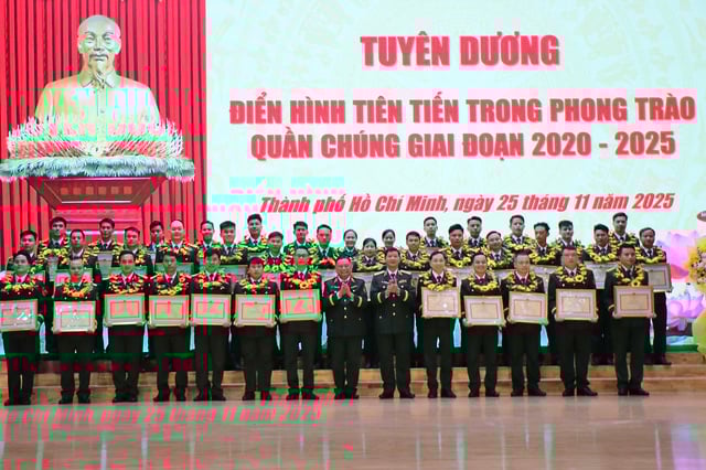 Wilayah Tentera 7 memuji model canggih yang menyebarkan keinginan untuk menyumbang - Foto 2. Quân khu 7 tuyên dương các điển hình tiên tiến lan tỏa khát vọng cống hiến- Ảnh 2.