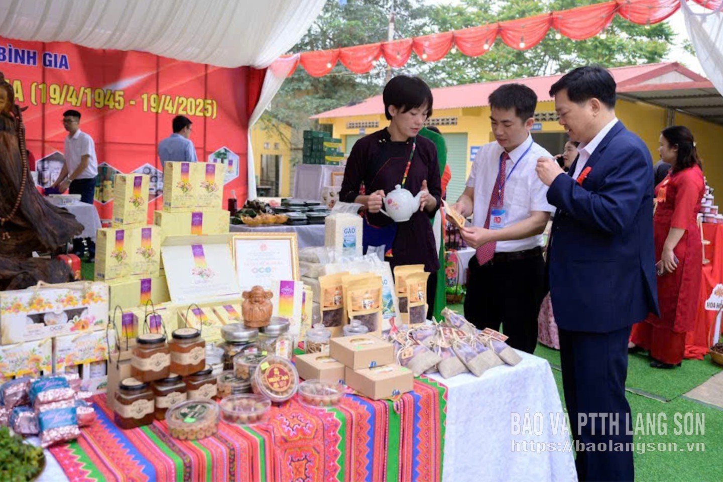 خانم لی پونگ هین در هشتادمین سالگرد روز آزادسازی منطقه بین گیا (قدیمی) چای موک هو دیپ را معرفی می‌کند.