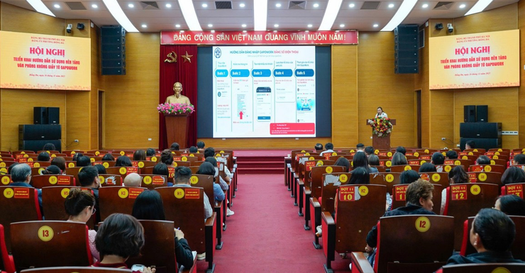 Dong Da Ward implementează platforma „Paperless Office” - Fotografia 1. Phường Đống Đa triển khai nền tảng “Văn phòng không giấy tờ”- Ảnh 1.