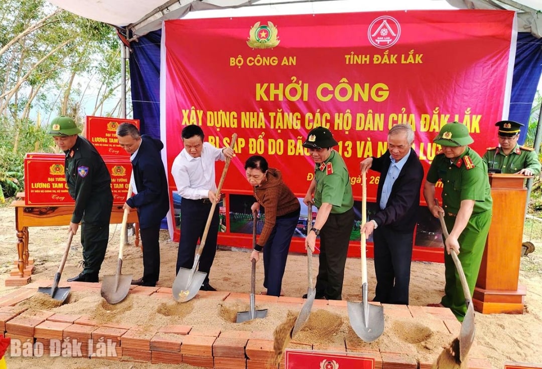 Церемонию закладки первого камня провели руководители Министерства общественной безопасности, а также руководители провинций и местных органов власти.