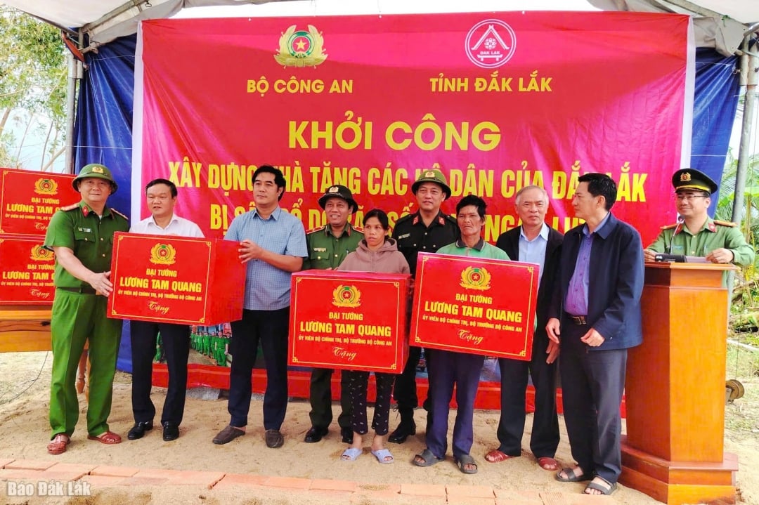 От имени Министерства общественной безопасности генерал-майор Нгуен Хонг Нгуен вручил многочисленные подарки от министра общественной безопасности вооруженным силам, партийным комитетам и местным органам власти, которые приложили немало усилий и внесли вклад в реагирование и преодоление последствий двух стихийных бедствий в Даклаке.