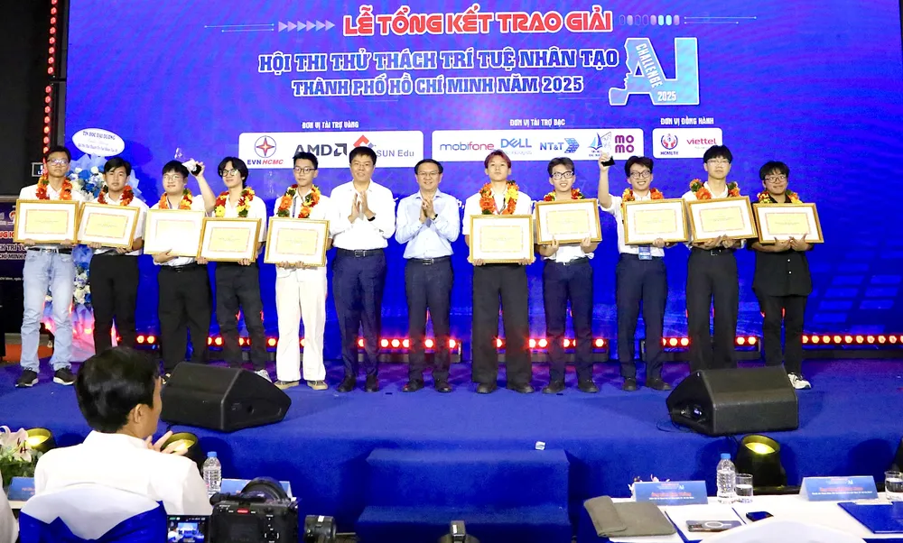 Lam Dinh Thang, chef för avdelningen för vetenskap och teknologi i Ho Chi Minh-staden (6:e från höger), delar ut logotyper och intyg till de vinnande lagen. Foto: QUANG HUY