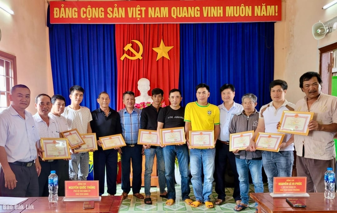 A Binh Kien egyházközség vezetői elismerő okleveleket adtak át egyeseknek.