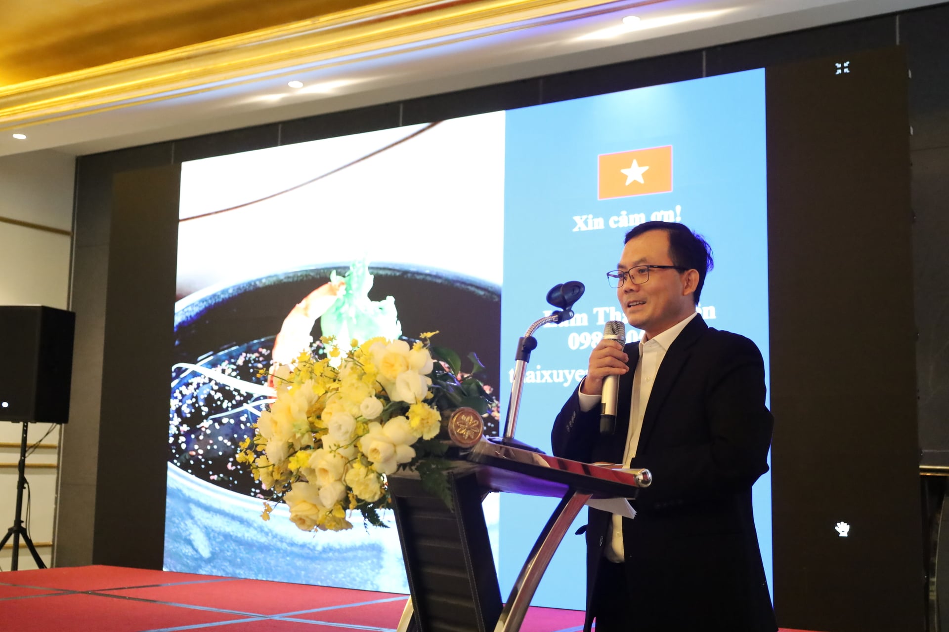 Ông Lâm Thái Xuyên, Giám đốc doanh nghiệp xã hội chuỗi tôm rừng Minh Phú (thuộc Công ty cổ phần Tập đoàn Thuỷ sản Minh Phú), chia sẻ thách thức lớn nhất trong nuôi tôm bền vững. Ảnh: Hồng Ngọc.