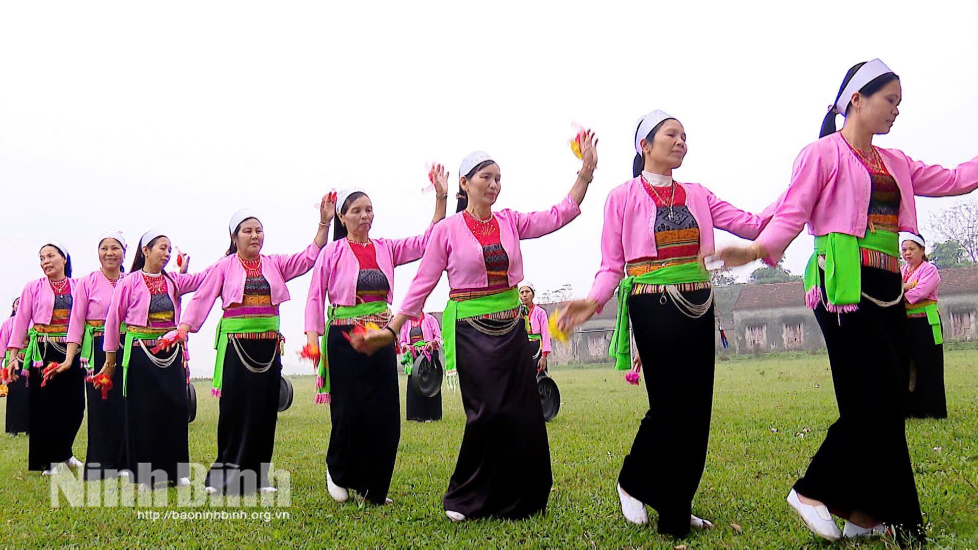 Muong Cultural Club i Dong Bais bostadsgrupp i Yen Son-distriktet framför traditionell dans.