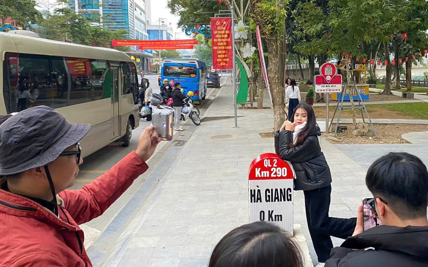Đông đảo các bạn trẻ, du khách xếp hàng check-in với cột mốc Km0 Hà Giang.