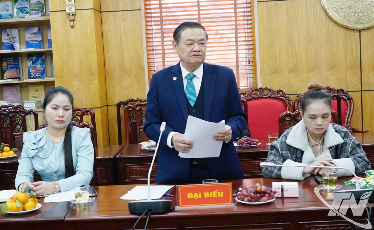 会議で演説する代表者たち。