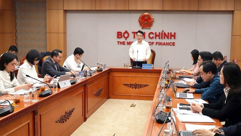 Ministrul adjunct al finanțelor, Tran Quoc Phuong, a afirmat că programul de instruire își propune să actualizeze prompt noile reglementări, să îmbunătățească capacitatea de performanță a serviciului public și să îndeplinească cerințele manageriale din noua perioadă.