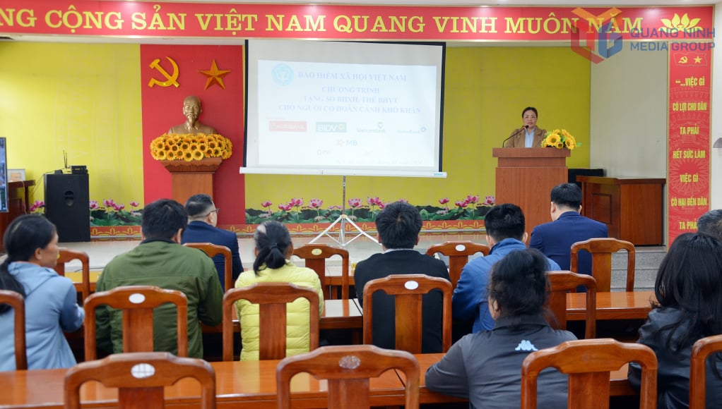 Vláda a filantropové podpoří na konci roku 2024 zdravotní pojištění pro rodiny v obtížných situacích ve městě Ba Che.