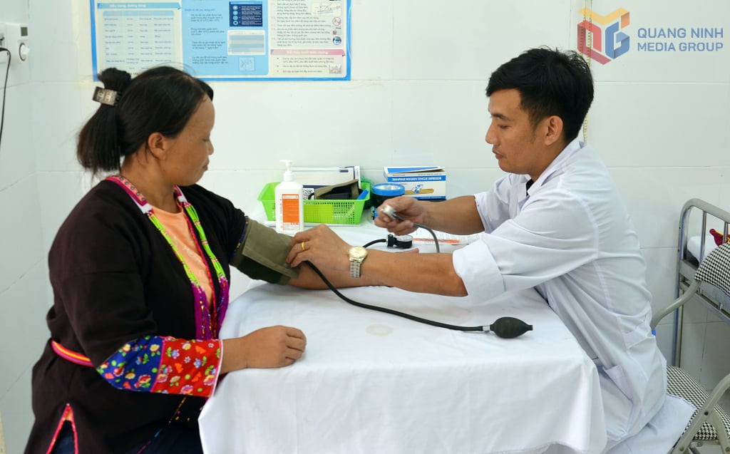 Lékaři na zdravotní stanici v obci Dien Xa vyšetřují zdraví místních obyvatel.