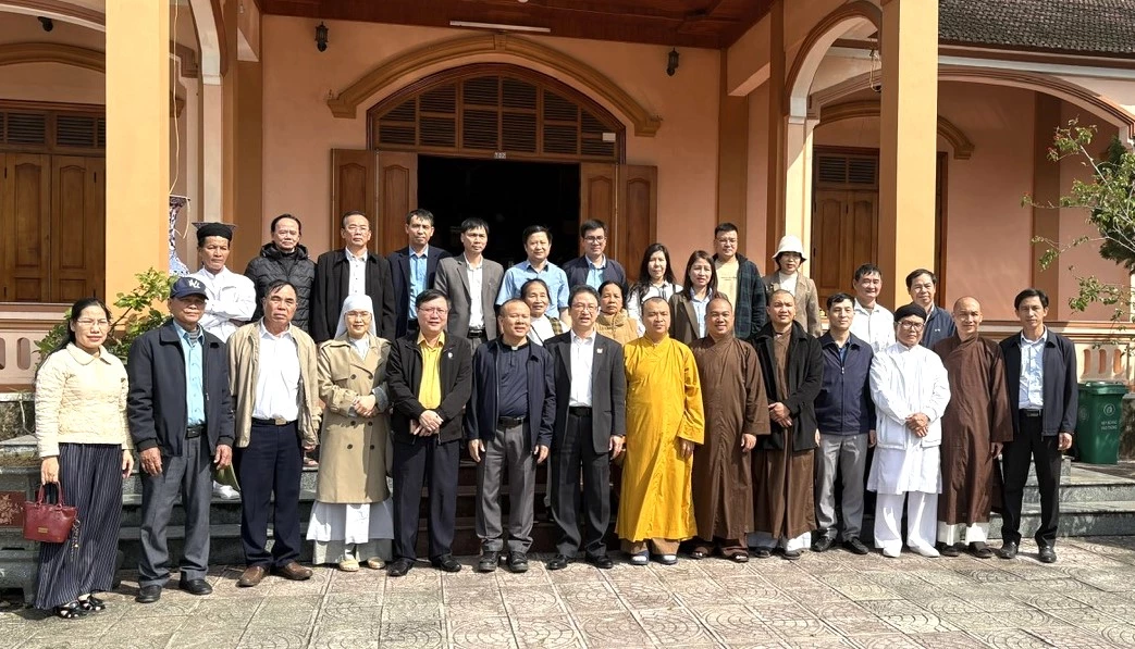 Working delegation of the Central Committee of the Vietnam Fatherland Front, Dong Trooc parish, Phong Nha commune - Photo: H.L