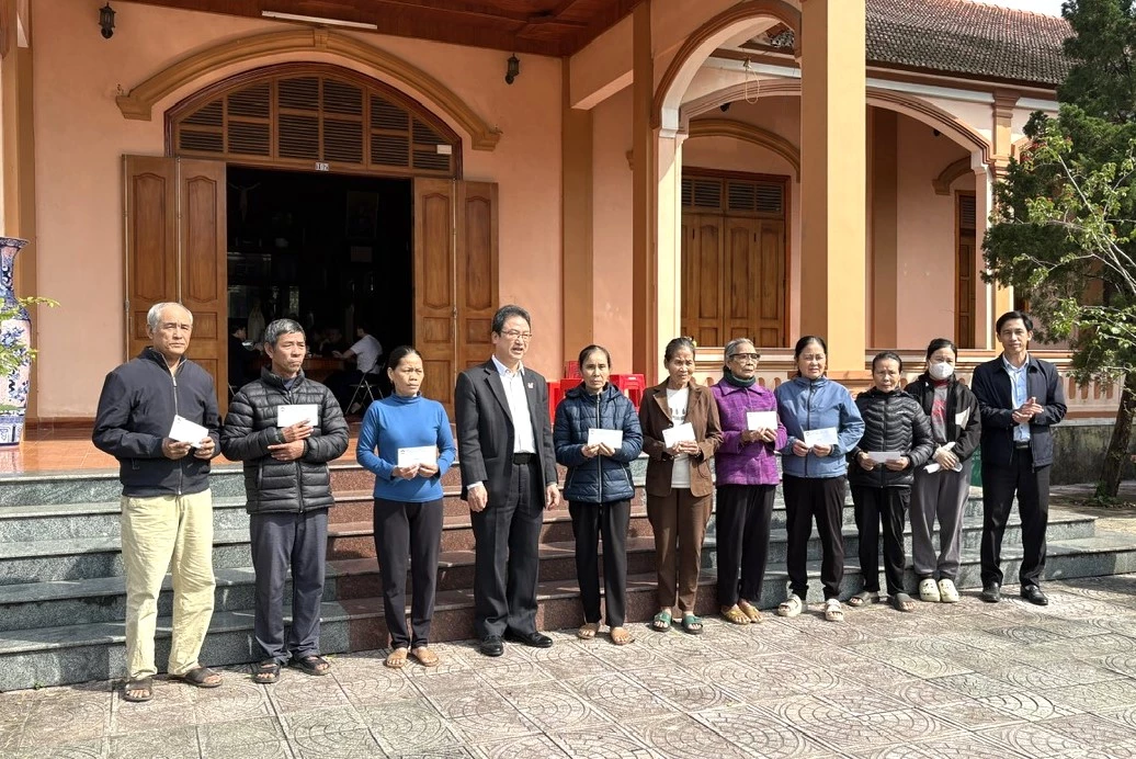 Giving gifts to 20 Catholic households in difficult circumstances at Dong Trooc parish, Phong Nha commune - Photo: H.L