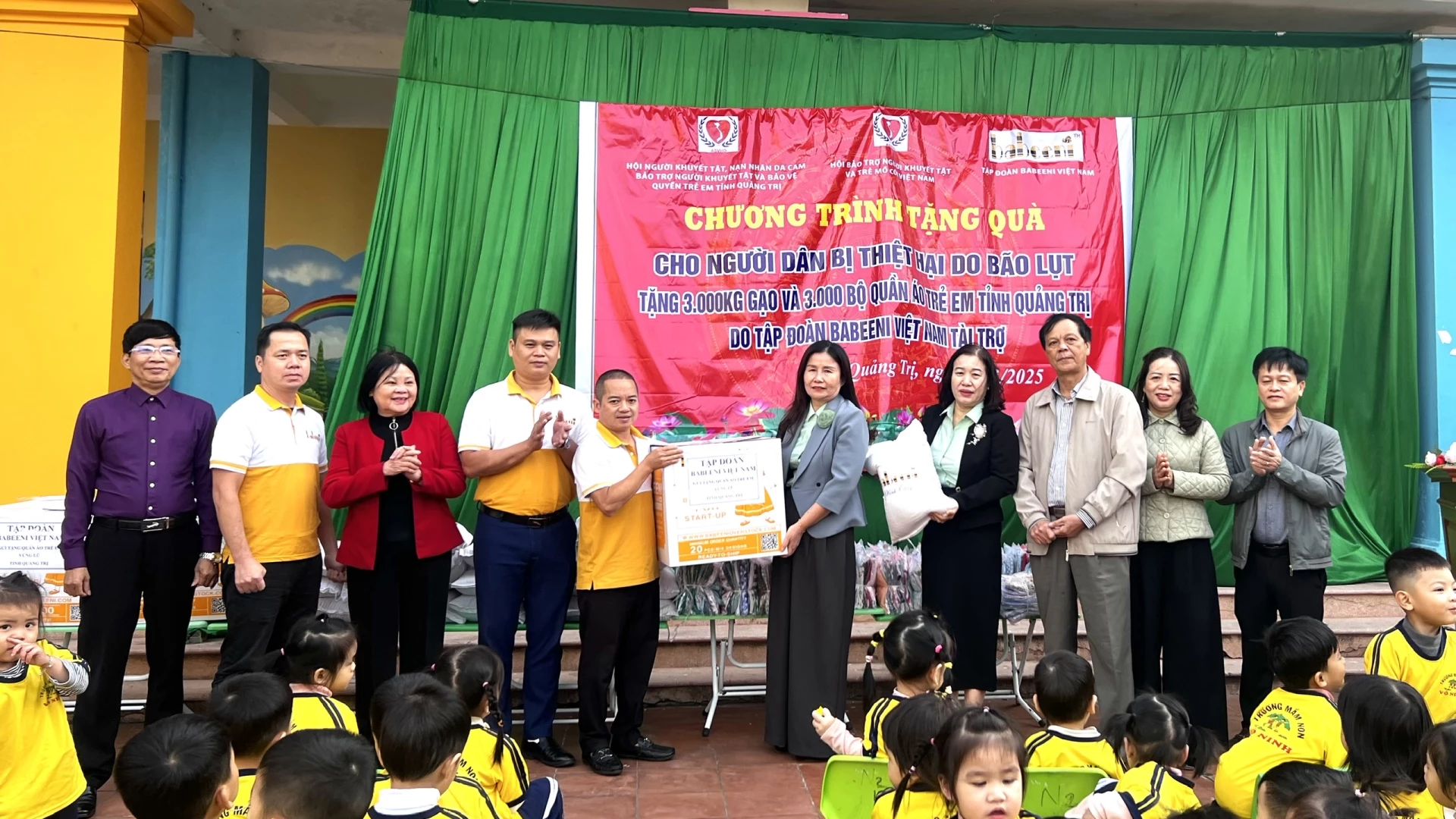 Representanter fra Vo Ninh barnehage var glade for å motta gaver for å støtte elevene. Foto: H.T.