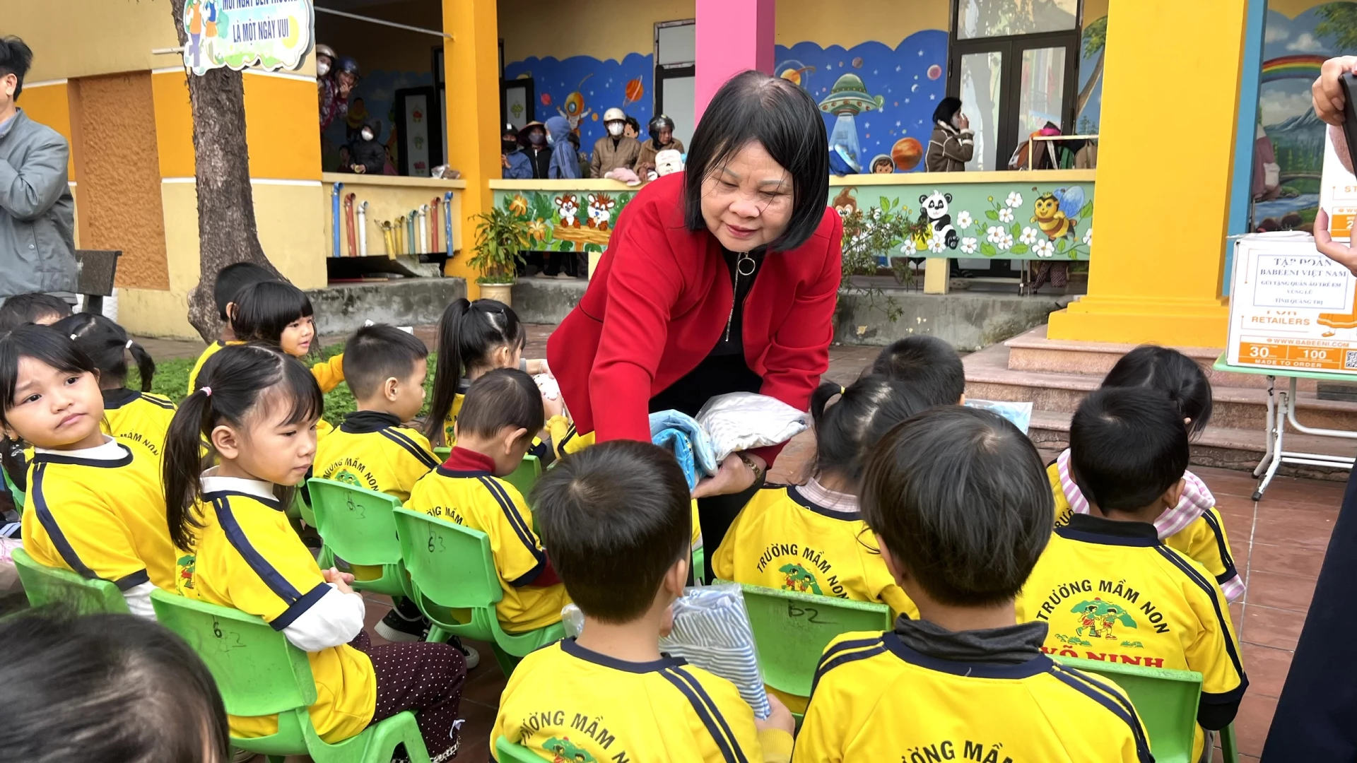 Klærne ble overlevert til elevene. Foto: H.T.