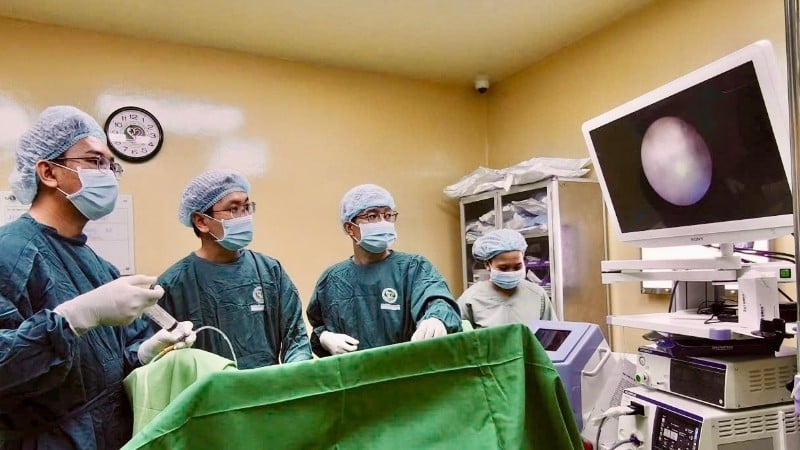 Pasukan perubatan di Hospital Le Van Thinh mengendalikan sistem lithotripsy laser.