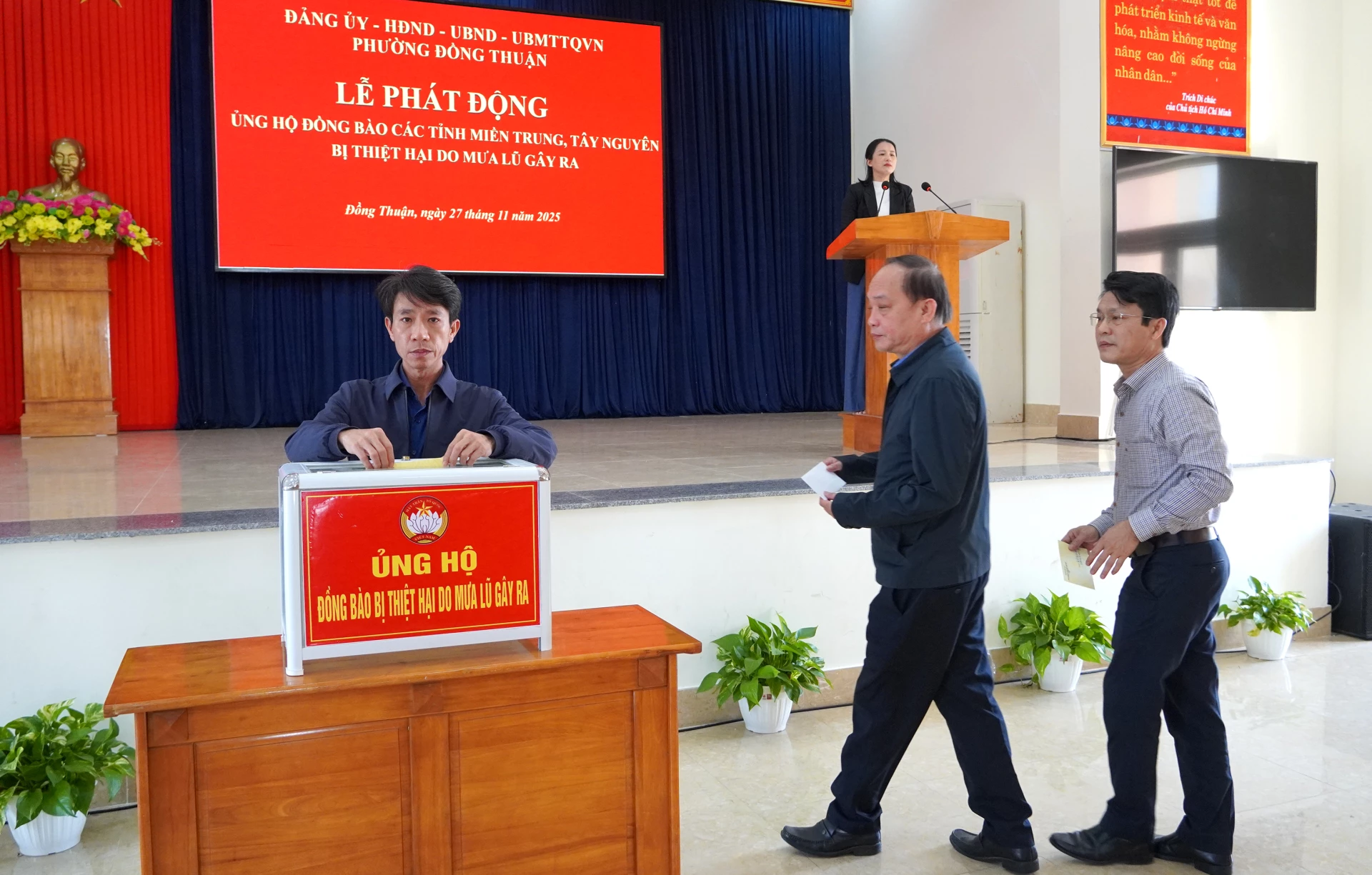 Genosse Nguyen Nguyen Luc, Sekretär des Parteikomitees des Bezirks Dong Thuan, und lokale Führungskräfte spendeten Geld zur Unterstützung der Menschen in den von Überschwemmungen betroffenen Gebieten. Foto: H.Tr.