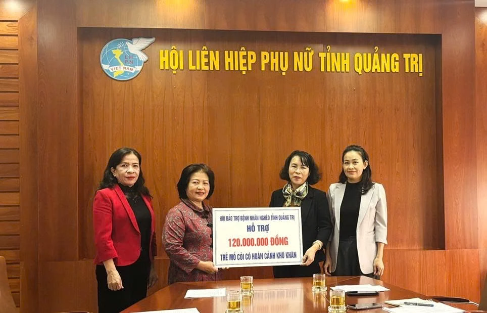 Провінційна асоціація підтримки бідних пацієнтів вручила символічний знак підтримки Провінційній спілці жінок - Фото: К.Г.