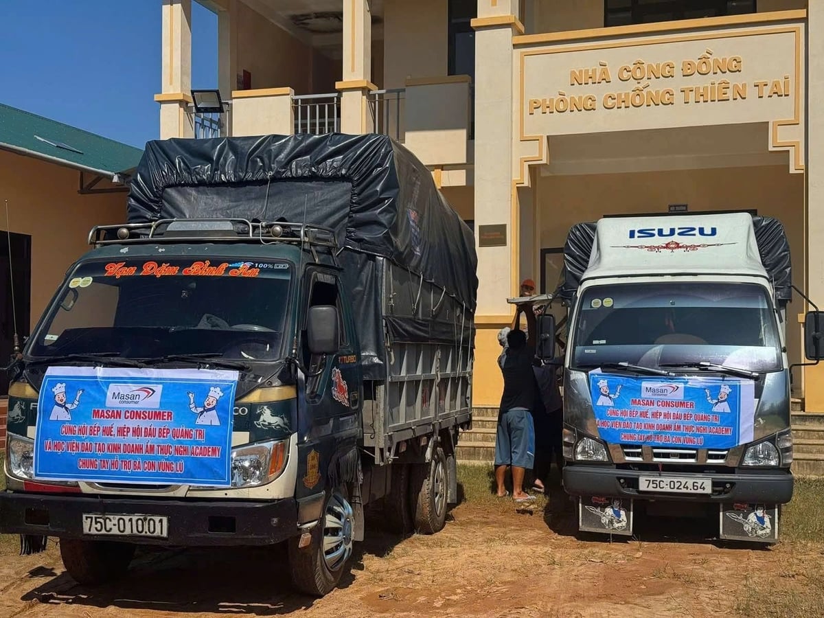 Những chuyến xe chở thực phẩm thiết yếu đến vùng lũ. Ảnh: HH.