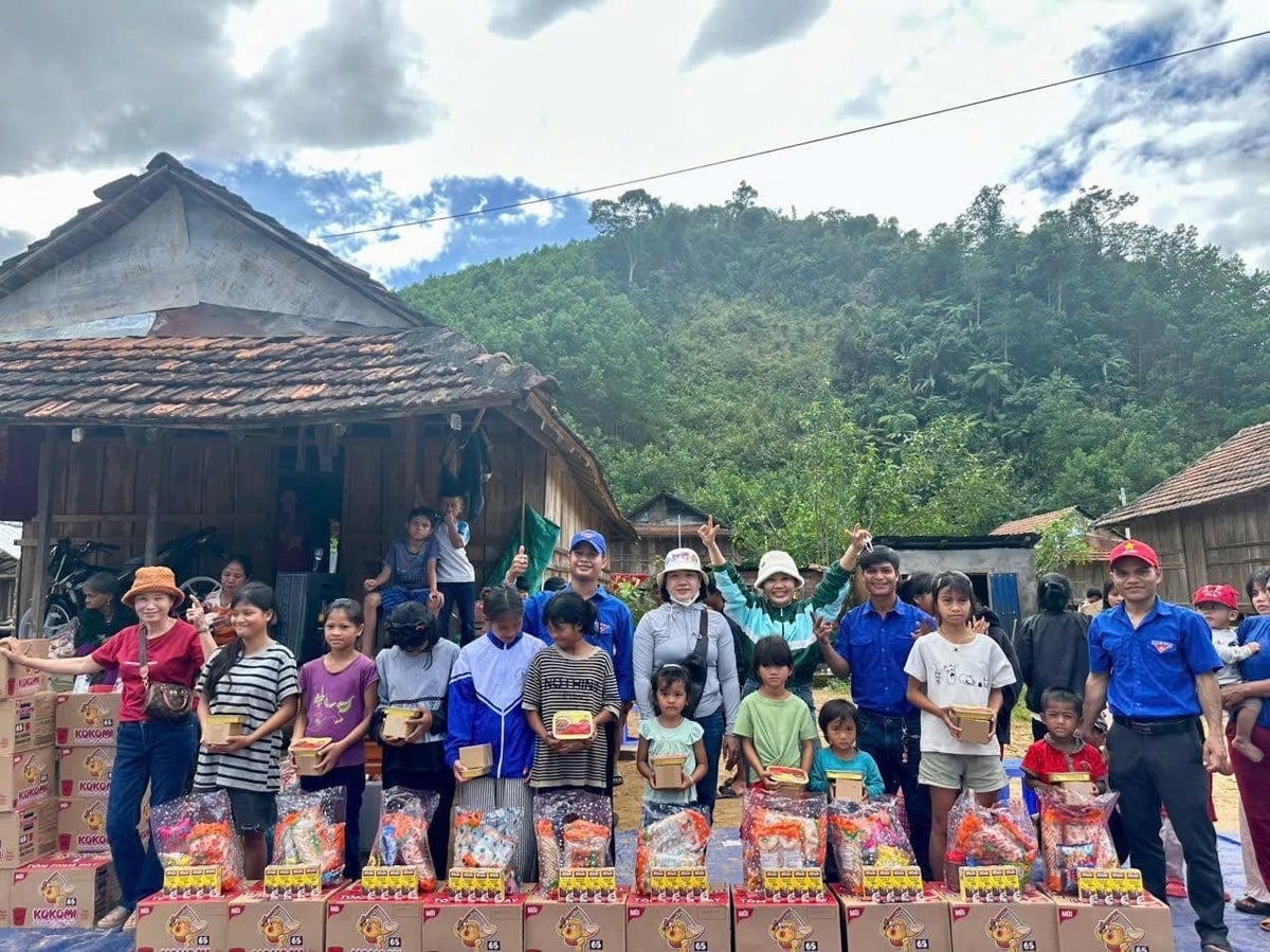 Nước uống, xúc xích, mì, cháo, phở, sữa... được đưa đến tận tay bà con vùng lũ. Ảnh: HH.