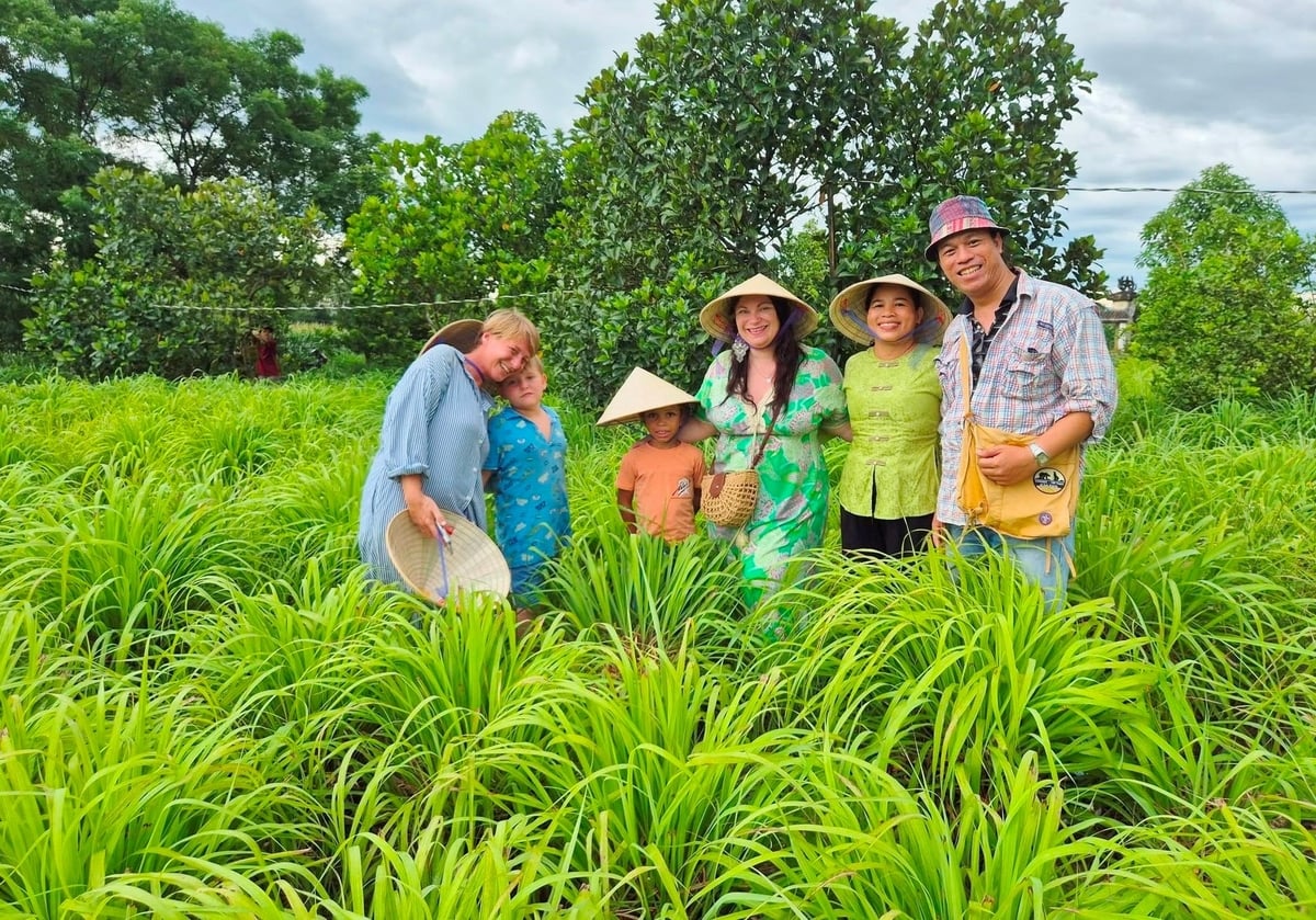 Ngày càng nhiều người trẻ ở Đà Nẵng chọn khởi nghiệp với kinh tế xanh (Trong ảnh chị Nguyễn Thị Kiều Anh dẫn du khách tham quan vườn dược liệu xanh, hữu cơ) . Ảnh: Lan Anh.