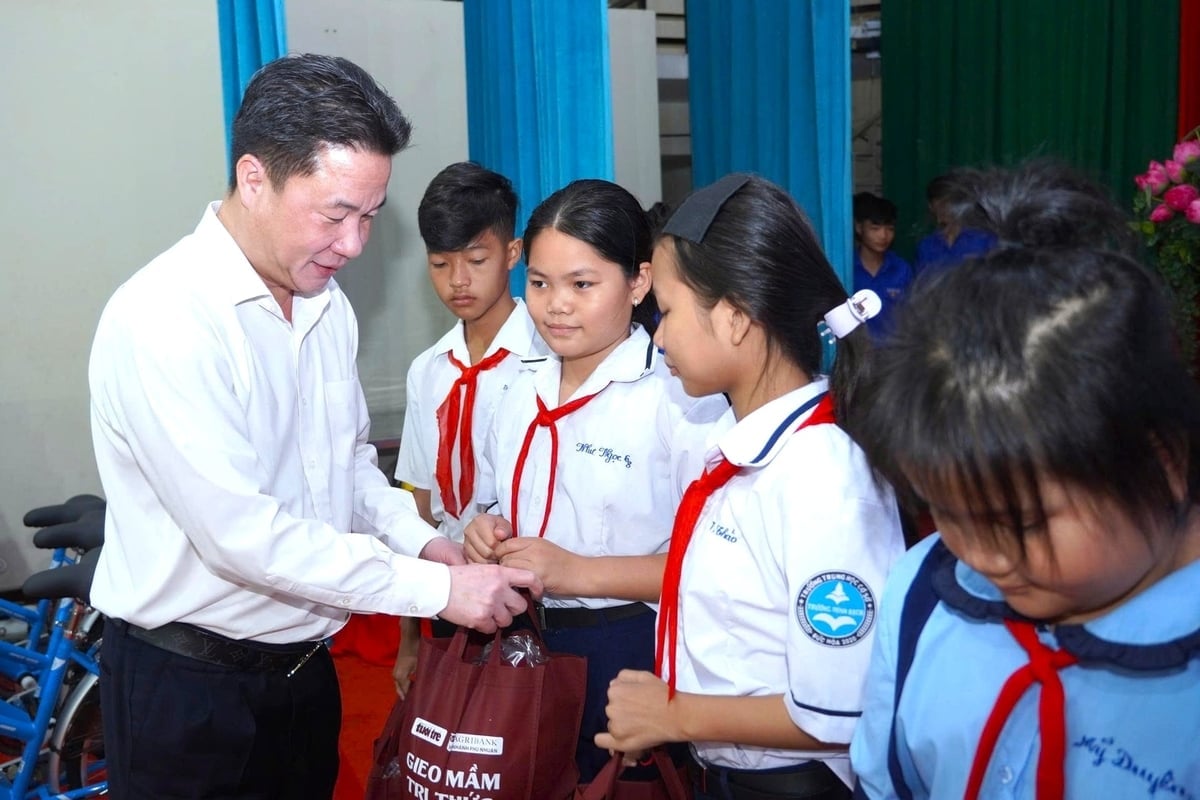 Ông Nguyễn Mạnh Hùng - Giám đốc Agribank chi nhánh Phú Nhuận trao học bổng cho các em học sinh hoàn cảnh khó khăn. Ảnh: Minh Khương.