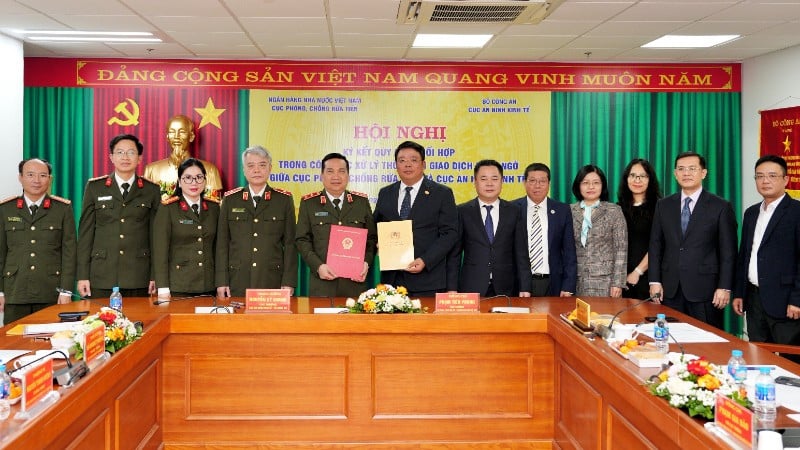 マネーロンダリング対策局と経済安全保障局の代表者間の調印式。