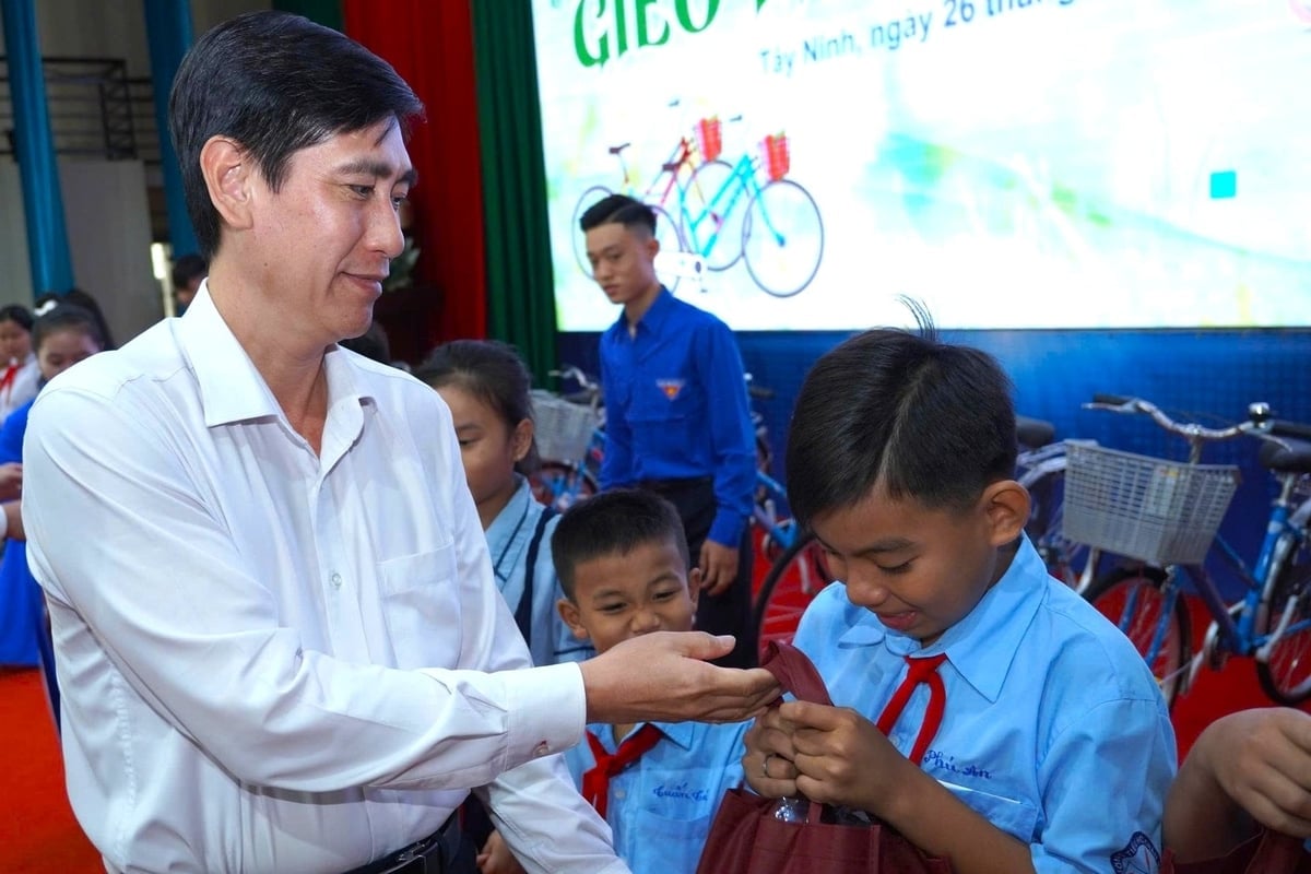 Ông Phan Văn Bá - Phó Trưởng Văn phòng đại diện Agribank khu vực Tây Nam Bộ trao học bổng cho các em học sinh. Ảnh: Minh Khương.