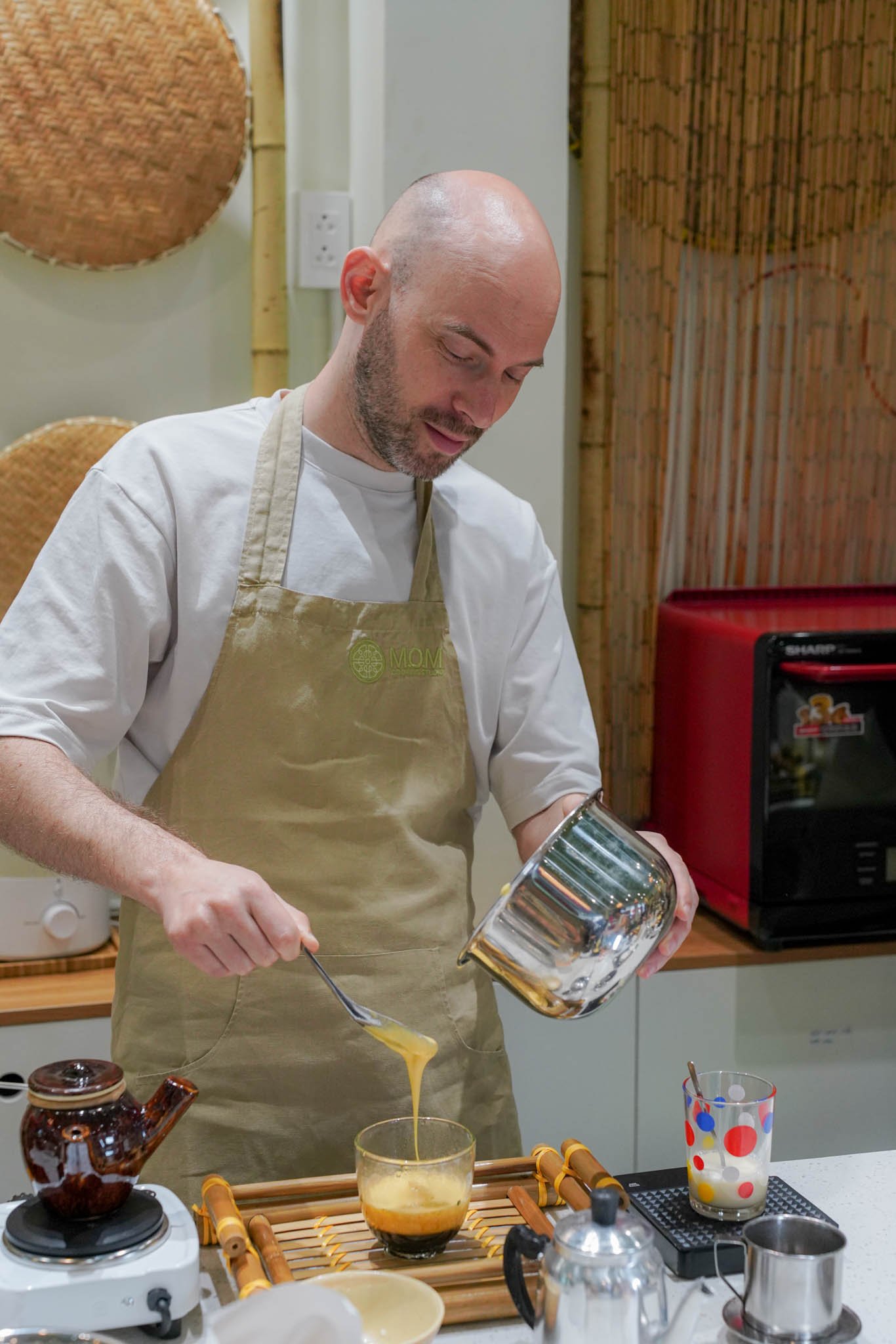 Khách Tây nườm nượp tới TP.HCM học pha cà phê trứng - Ảnh 3.